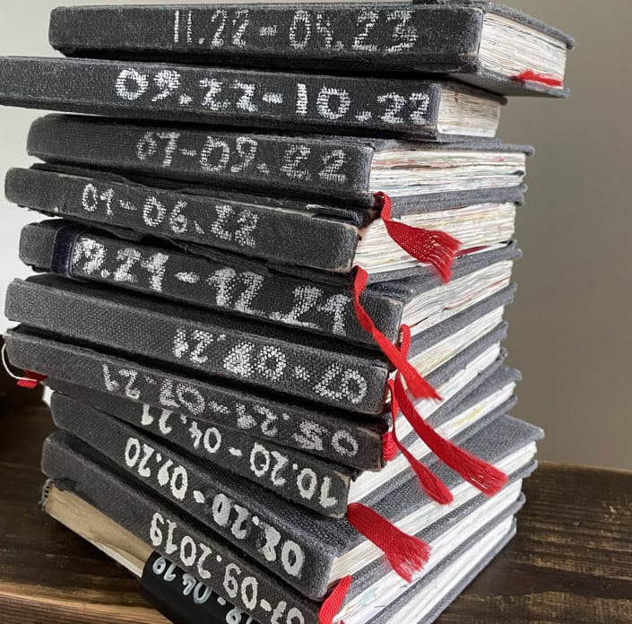 immer eins dabei: Notizbuchstapel